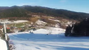Panoramiczny obraz na żywo z górnej stacji ośrodka Czorsztyn Ski przedstawiający warunki narciarskie panujące w Czorsztynie - Kluszkowcach.