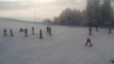 Panoramiczny obraz na żywo z górnej stacji ośrodka Czorsztyn Ski przedstawiający warunki narciarskie panujące w Czorsztynie - Kluszkowcach.