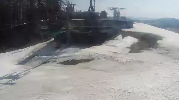 Panoramiczny obraz na żywo z górnej stacji ośrodka Czorsztyn Ski przedstawiający warunki narciarskie panujące w Czorsztynie - Kluszkowcach.