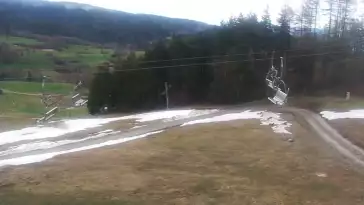 Panoramiczny obraz na żywo z górnej stacji ośrodka Czorsztyn Ski przedstawiający warunki narciarskie panujące w Czorsztynie - Kluszkowcach.