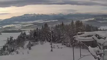Kamera prezentuje panoramę gór z ośrodka narciarskiego Czorsztyn ski - Kluszkowce