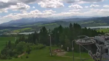 Kamera prezentuje panoramę gór z ośrodka narciarskiego Czorsztyn ski - Kluszkowce