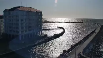 Darłowo - widok na plaże i morze oraz wejście do portu.