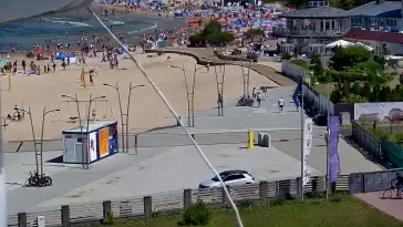 Darłowo - widok na plaże i morze oraz wejście do portu.