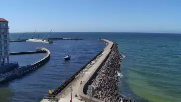 Darłowo - widok na plaże i morze oraz wejście do portu.