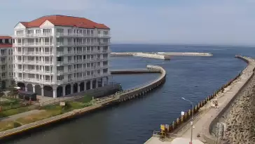 Darłowo - widok na plaże i morze oraz wejście do portu.
