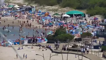 Darłowo - widok na plaże i morze oraz wejście do portu.