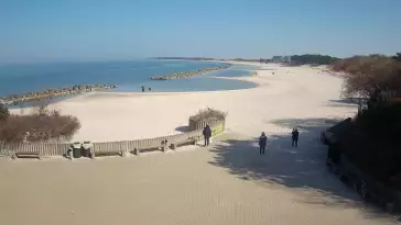 Widok na plażę wschodnią w Darłówku