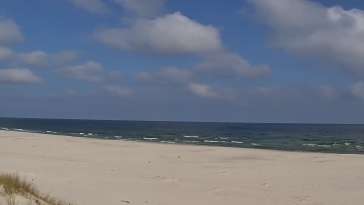 Kamera z widokiem na szeroką plażę w Dębkach województwo pomorskie.