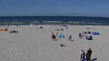 Kamera z widokiem na szeroką plażę w Dębkach województwo pomorskie.