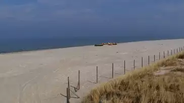 Kamera z widokiem na szeroką plażę w Dębkach województwo pomorskie.