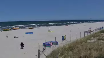 Kamera z widokiem na szeroką plażę w Dębkach województwo pomorskie.