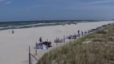 Kamera z widokiem na szeroką plażę w Dębkach województwo pomorskie.