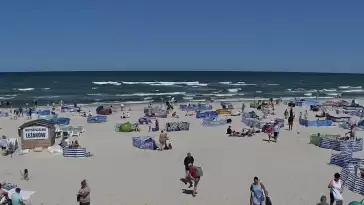 Kamera z widokiem na szeroką plażę w Dębkach województwo pomorskie.