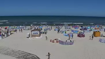 Kamera z widokiem na szeroką plażę w Dębkach województwo pomorskie.