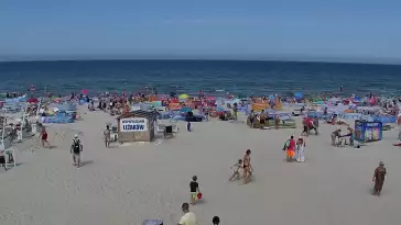 Kamera z widokiem na szeroką plażę w Dębkach województwo pomorskie.