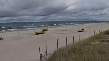 Kamera z widokiem na szeroką plażę w Dębkach województwo pomorskie.
