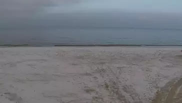 Kamera z widokiem na szeroką plażę w Dębkach województwo pomorskie.