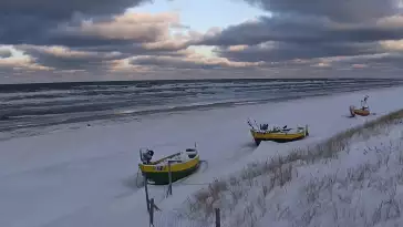 Kamera z widokiem na szeroką plażę w Dębkach województwo pomorskie.