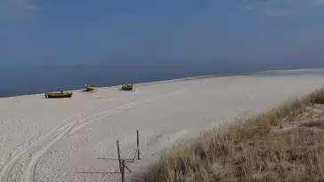 Kamera z widokiem na szeroką plażę w Dębkach województwo pomorskie.