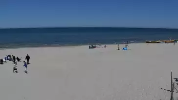 Kamera z widokiem na szeroką plażę w Dębkach województwo pomorskie.