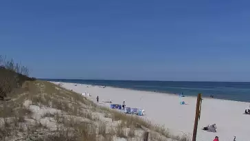 Kamera z widokiem na szeroką plażę w Dębkach województwo pomorskie.