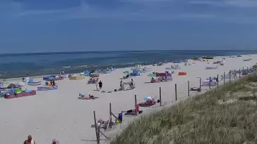 Kamera z widokiem na szeroką plażę w Dębkach województwo pomorskie.