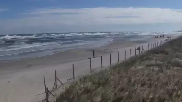 Kamera z widokiem na szeroką plażę w Dębkach województwo pomorskie.