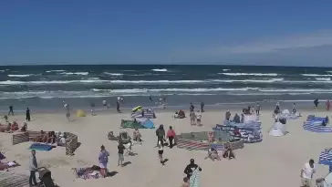 Kamera z widokiem na szeroką plażę w Dębkach województwo pomorskie.