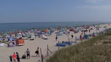 Kamera z widokiem na szeroką plażę w Dębkach województwo pomorskie.