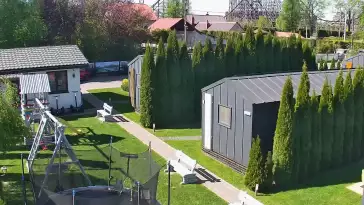 Widok z Holiday Park w Zatorze. Domki sferyczne i tradycyjne nieopodal Energylandii.