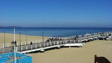 Widok z kamery obrotowej na plaże i morze w Gdańsku Brzeźnie