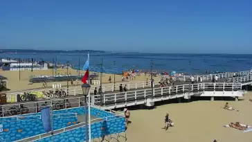 Widok z kamery obrotowej na plaże i morze w Gdańsku Brzeźnie