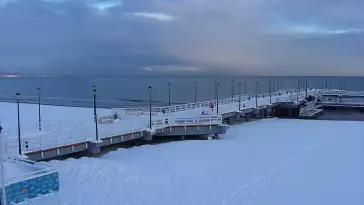 Widok z kamery obrotowej na plaże i morze w Gdańsku Brzeźnie
