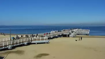 Widok z kamery obrotowej na plaże i morze w Gdańsku Brzeźnie