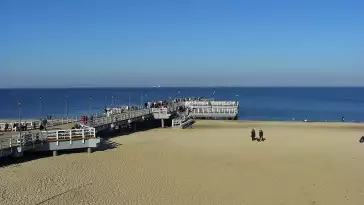 Widok z kamery obrotowej na plaże i morze w Gdańsku Brzeźnie