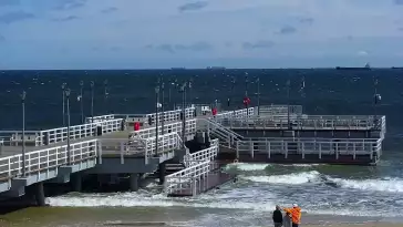 Widok z kamery obrotowej na plaże i morze w Gdańsku Brzeźnie