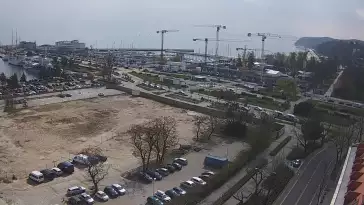 Widok na deptak, skwer i marinę w Gdyni.