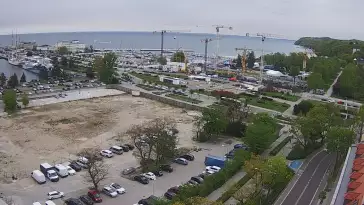 Widok na deptak, skwer i marinę w Gdyni.