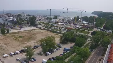 Widok na deptak, skwer i marinę w Gdyni.