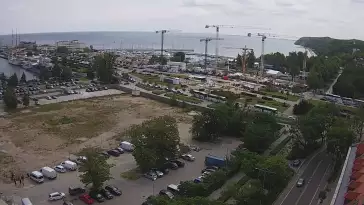 Widok na deptak, skwer i marinę w Gdyni.