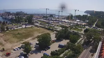 Widok na deptak, skwer i marinę w Gdyni.