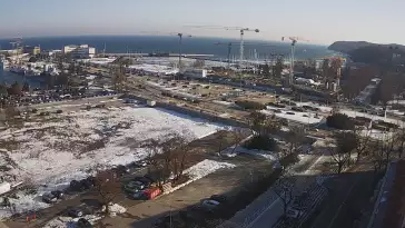 Widok na deptak, skwer i marinę w Gdyni.