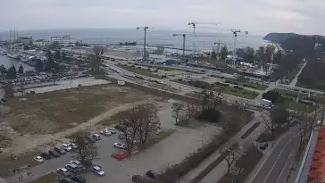 Widok na deptak, skwer i marinę w Gdyni.