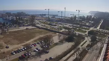 Widok na deptak, skwer i marinę w Gdyni.