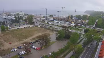Widok na deptak, skwer i marinę w Gdyni.