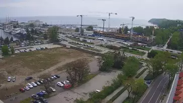 Widok na deptak, skwer i marinę w Gdyni.