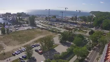 Widok na deptak, skwer i marinę w Gdyni.