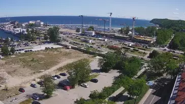 Widok na deptak, skwer i marinę w Gdyni.