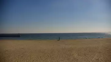 Ujęcie na szeroką plażę w Gdyni.